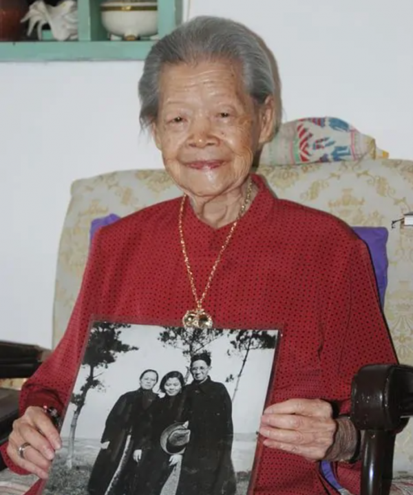 1950年，張治中攜妻兒到南海密會蔣經國，半夜接葉劍英通知：快撤