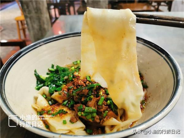 西安人吃麵配生蒜很生猛，到了湖北甘拜下風，早餐一口面一口酒