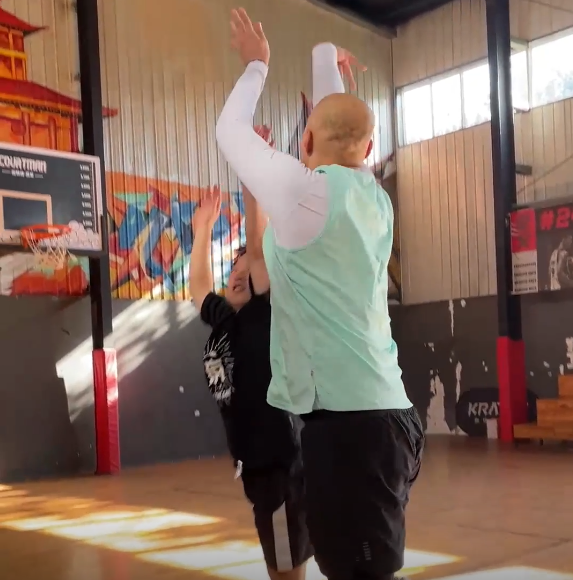 1米63對上1米97，34釐米的差距！一帆和禿師傅單挑，誰更勝一籌？