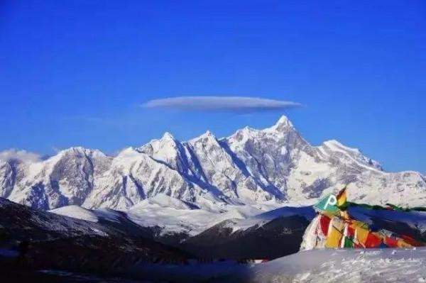 官兵遭遇馬蜂襲擊，連隊藏族翻譯官挺身而出，機智勇敢救戰友&hellip;