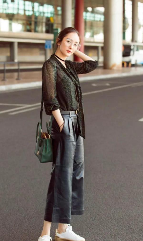 女明星看似隨意的20個擺拍姿勢,堪稱美照模版 女明星看似隨意的20個擺拍姿勢,堪稱美照模版