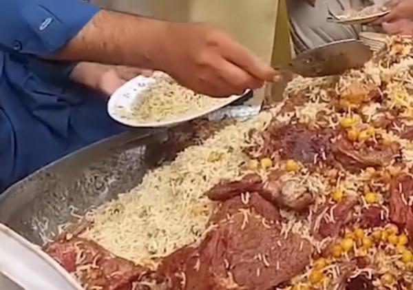 巴基斯坦10塊錢的牛肉飯，牛肉和拳頭一樣大，可以做100碗牛肉麵