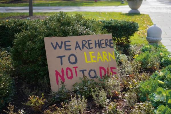 槍擊案後的芝大校園:共通的悲傷與難解的分歧 槍擊案後的芝大校園:共通的悲傷與難解的分歧