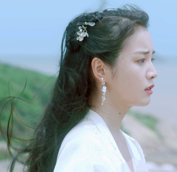 前腳與熱巴搭檔完，後腳又出演張若昀新劇，換造型後愣是沒認出來