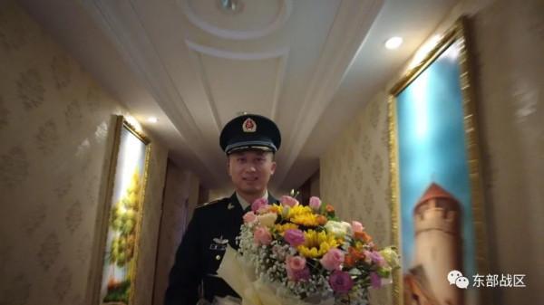 立功喜報送進學校,軍嫂直呼感動,學生當場沸騰…… 立功喜報送進學校,軍嫂直呼感動,學生當場沸騰……