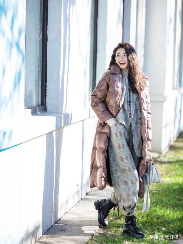 今年火了一種穿法叫“西服套裝+羽絨服”，幹練利落又實用，太美