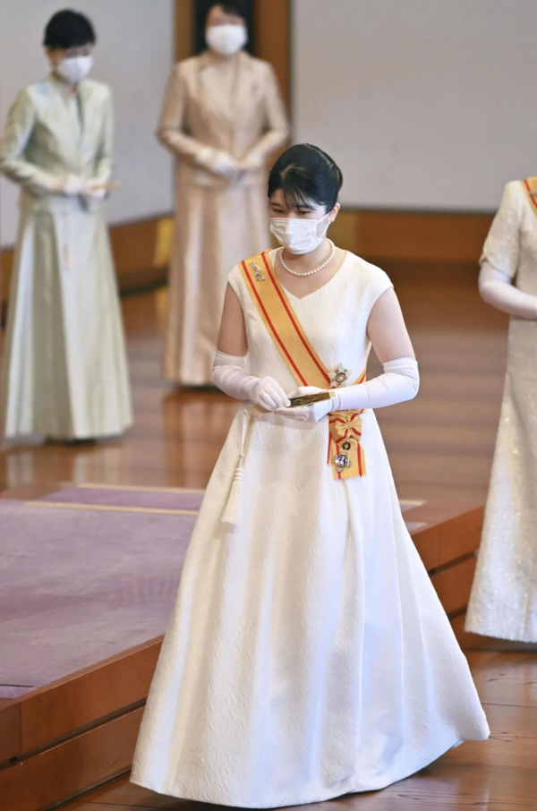 日本天皇獨生女首次承擔皇室職責，禮服亮眼，風頭卻被小王子搶走