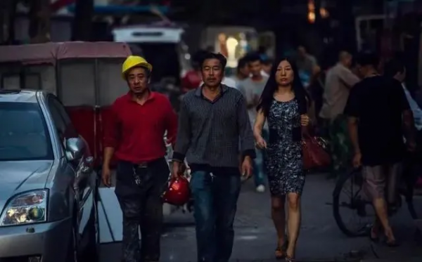 新一代“玻璃大王”誕生？身家是曹德旺數倍，企業營收將超過福耀