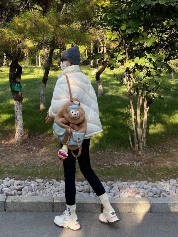 冬天造型不全是沉悶的！學會“上淺下深”的穿法，明豔又減齡