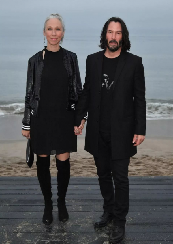 基努李維單身18年找到真愛，依偎在女友肩頭，活得簡單的人更幸福