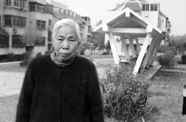 99年,李敏李訥回韶山探親遇見龐淑誼:十婆,我們有40多年沒見了 99年,李敏李訥回韶山探親遇見龐淑誼:十婆,我們有40多年沒見了