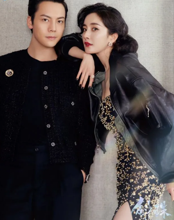 楊冪走溫婉路線意外驚豔！盤發穿金色刺繡裙變豪門千金，眼睛好靈