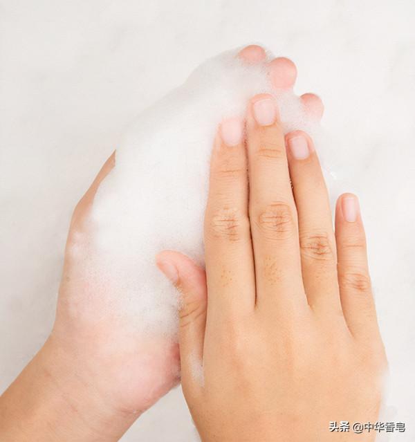 用洗髮皂和洗髮水洗頭有什麼不同嗎？用肥皂洗頭髮還是洗髮水好？