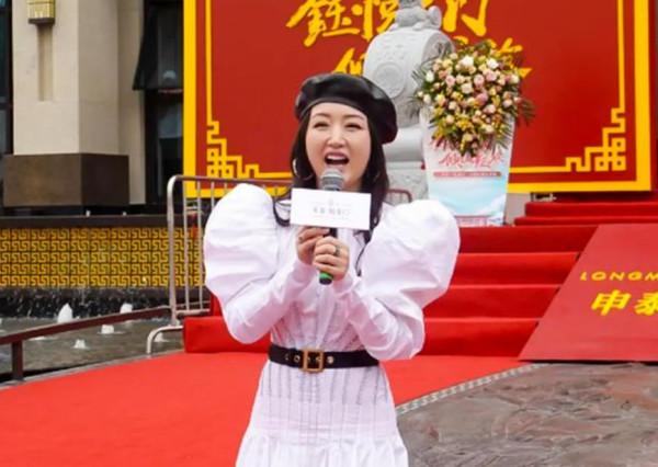 50歲楊鈺瑩不肯優雅老去,還穿泡泡袖公主裙扮少女,氣質確實不錯 50歲楊鈺瑩不肯優雅老去,還穿泡泡袖公主裙扮少女,氣質確實不錯