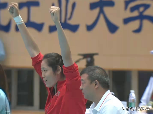 河南女排3-0勝浙江隊,終於擺脫副班長位置,朱婷與隊友擊拳相慶 河南女排3-0勝浙江隊,終於擺脫副班長位置,朱婷與隊友擊拳相慶