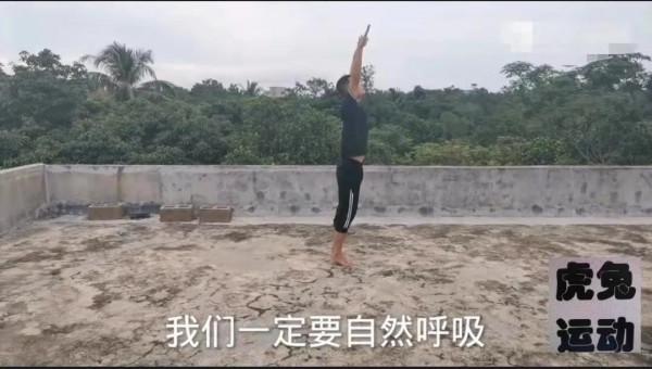 這個動作，很多人都堅持不了5秒鐘，卻是非常好的養生小動作