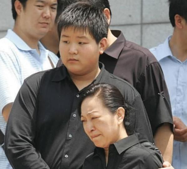 羅京：48歲去世，葬禮現場李瑞英表情痛苦，妻子改嫁兒子留學美國