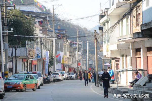 陝南太不容易了！一個山窩窩裡的小鎮，沒想到是縣城副中心，失敬