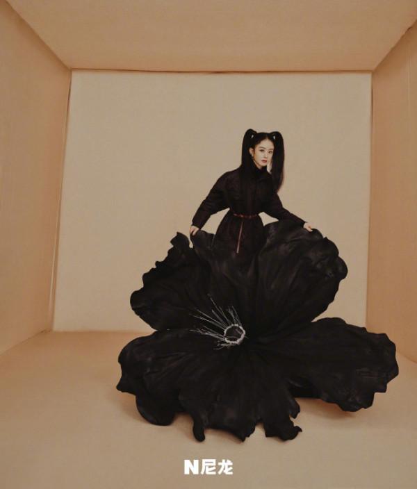 趙麗穎新刊變小魔女！花苞蓬蓬裙比人都大一圈，搭配棉服竟不老氣