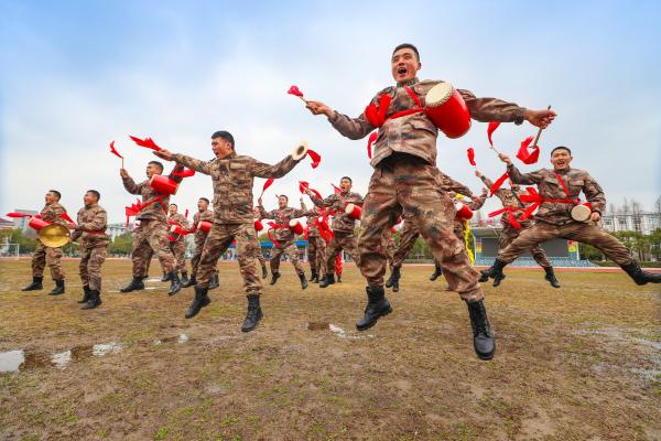 掛燈籠、貼窗花、舞龍舞獅，陸軍官兵喜迎新春