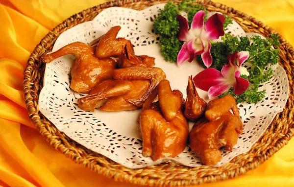 紅燒乳鴿：色香味俱全