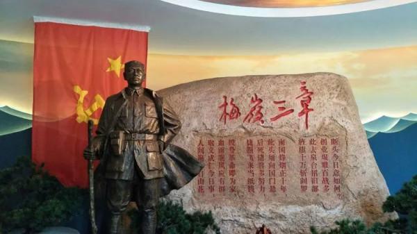 陳毅按約定等人接頭，被一大爺拉住：快跑，偽裝成教書匠逃過一劫