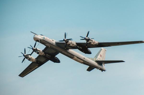 俄羅斯兩架圖-95MS戰略轟炸機在白令海上空巡航飛行