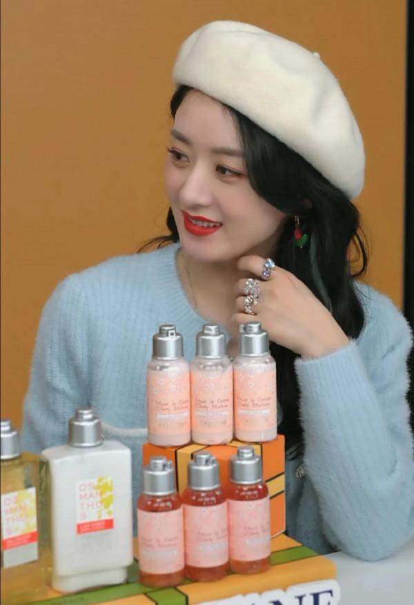 趙麗穎最新直播間帶貨，藍色針織衫搭配白色貝雷帽捲髮挑染美爆了