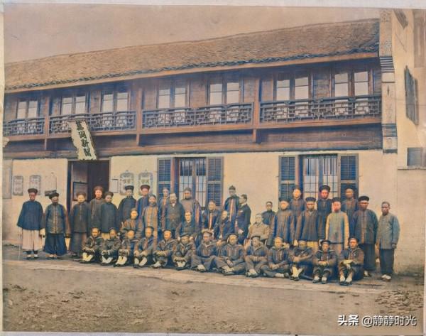 晚清老照片：太監抬著總統女兒去見慈禧太后，男子辮子長到挨地