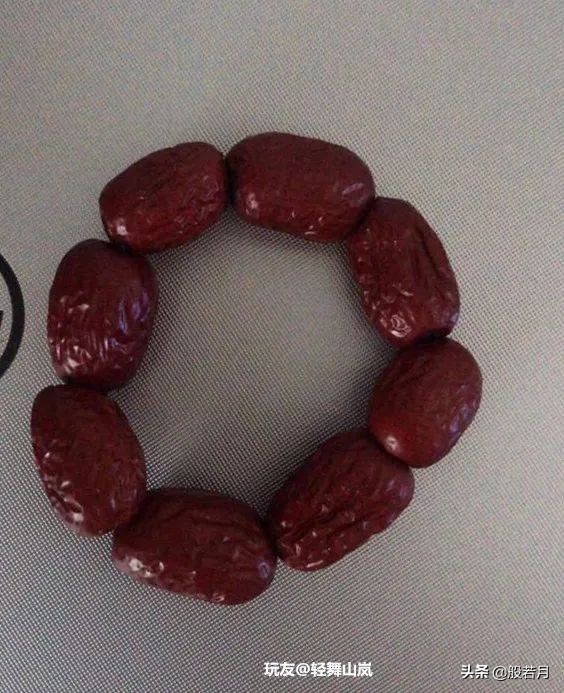 寶友，你看我撿的這顆綠松石，怎！麼！樣