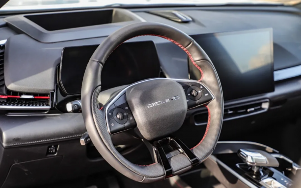 電子後視鏡+華為車機,軸距2735mm,預計10萬出頭可買 電子後視鏡+華為車機,軸距2735mm,預計10萬出頭可買