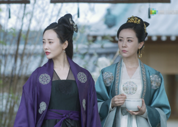 相差9歲演隔代，“母女”同框出鏡，是女兒太老氣還是母親太年輕