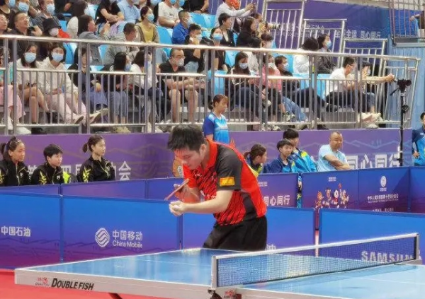 全紅嬋小鳥依人，趴在樊振東的肩膀，坐在旁邊的許昕有些“吃醋”