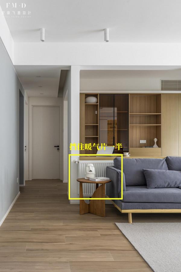 有點意思，客廳和陽臺之間砌矮牆，暖氣片藏在這裡，書桌也有了