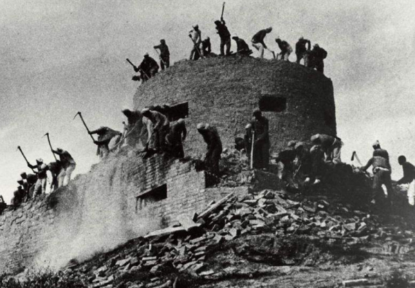 百歲抗戰老兵離家79年，晚年迴歸家鄉祭拜父母時：兒子對不起你們