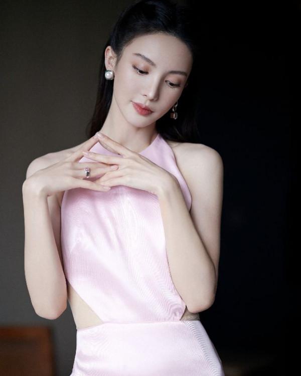 金晨一身淺粉修身長裙,簡約典雅宛如蘭花,每個角度都讓人心動 金晨一身淺粉修身長裙,簡約典雅宛如蘭花,每個角度都讓人心動