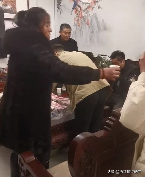 陳亞男媽媽用透明袋退回大衣哥家彩禮！現金足足裝了滿滿一大袋