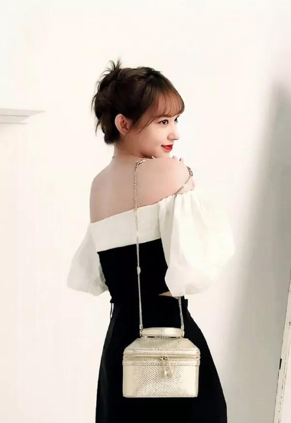 程瀟黑白一字肩抹胸裙搭配空氣劉海，美豔動人魅力四射