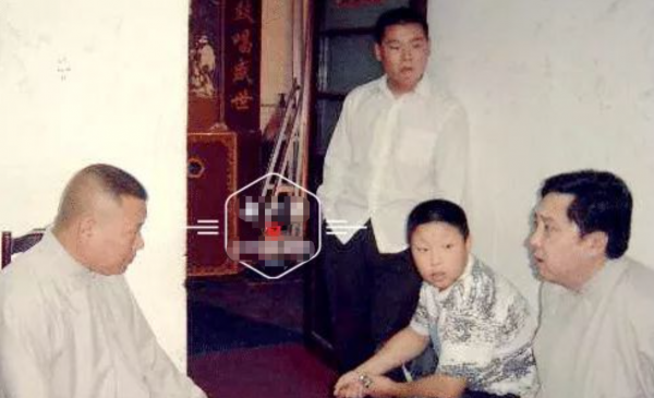 曹雲金演出時打過岳雲鵬？大鬧生日宴後，燒餅為何會想跟著離開？