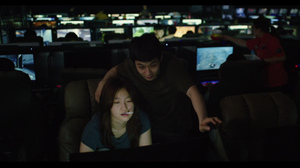 韓國高分電影《寄生蟲》地下室的一家四口，寄生於富人家庭（上）