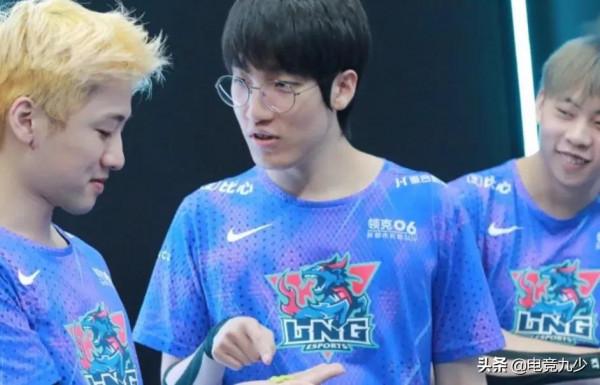 職業選手國服擺爛，重韓服而輕國服，峽谷之巔成了誰的遊樂場？