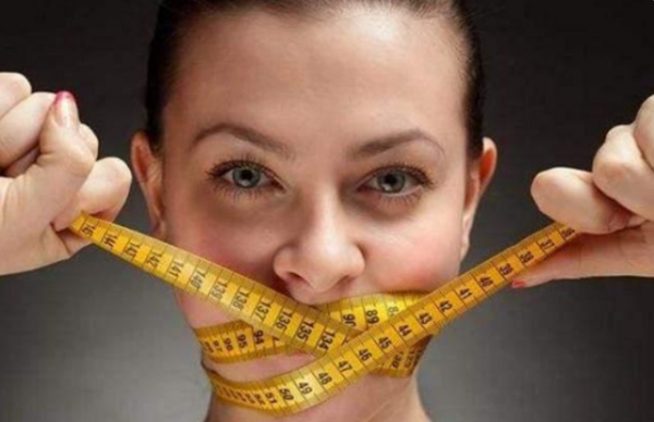 為變瘦，濟南女子堅持5年過午不食，她的現狀，引起人們反思