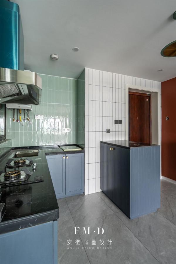 入戶玄關與廚房融合，整扇吊軌玻璃拉門分隔，成12㎡獨立大套間