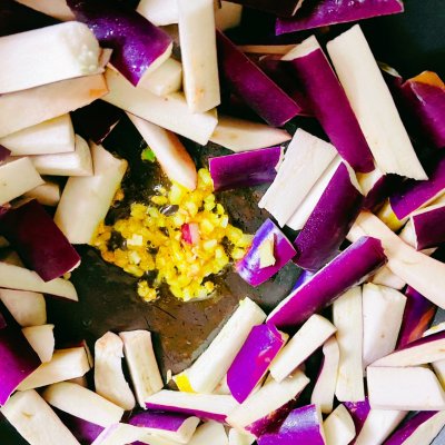 雙醬爆茄子這樣做,手殘黨也能當大廚 雙醬爆茄子這樣做,手殘黨也能當大廚