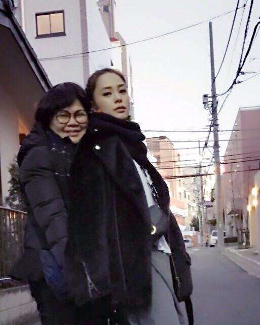 40歲阿嬌罕見曬舊照，與劉鎮偉合照幸福溫馨，感恩父親般的溫暖