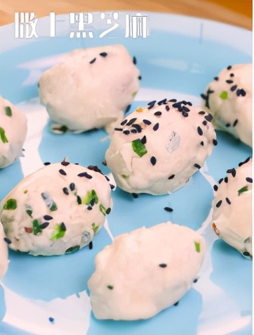 一口一個的“金鑼香酥樂食丸”，簡直酥到掉渣