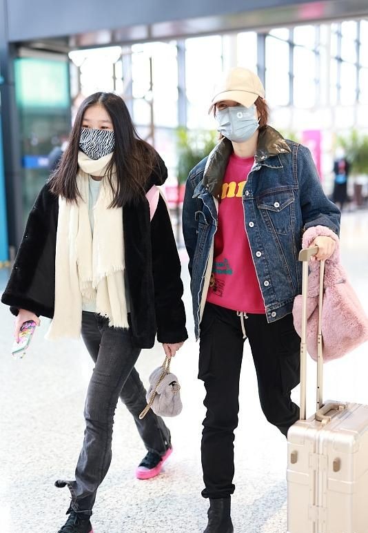 馬伊琍機場首秀輸給女兒!母女走機場,愛馬穿皮草比媽媽更像明星 馬伊琍機場首秀輸給女兒!母女走機場,愛馬穿皮草比媽媽更像明星