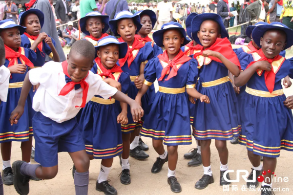 我們在非洲戴上了紅領巾——辛巴威青年節活動側記 我們在非洲戴上了紅領巾——辛巴威青年節活動側記