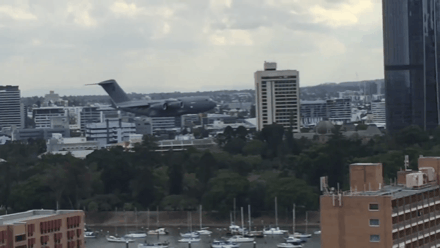 C17飛得比房子還低,高度幾十米穿樓群,澳大利亞飛行員這麼猛? C17飛得比房子還低,高度幾十米穿樓群,澳大利亞飛行員這麼猛?