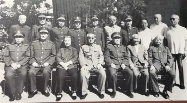 1986年將帥合影:當過大軍區司令,也乖乖站後排,老師落座C位 1986年將帥合影:當過大軍區司令,也乖乖站後排,老師落座C位